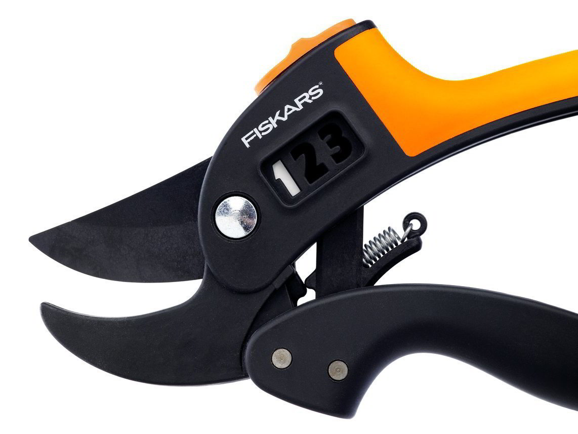 Лучший секатор отзывы. Секатор fiskars POWERSTEP p83. Секатор контактный fiskars POWERSTEP p83 1000575. Секатор Фискарс с храповым механизмом. Секатор контактный fiskars с храповым механизмом p83 1000575.